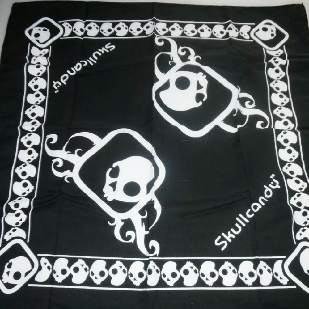 NEW W/O TAGS! SKULLCANDY SCARF